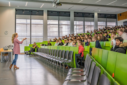 Dozentin hält eine Vorlesung vor Studierenden