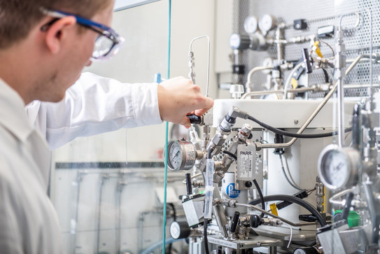 Foto einer Person im Labor mit einer Anlage