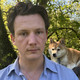 Foto eines Mannes mit Hund
