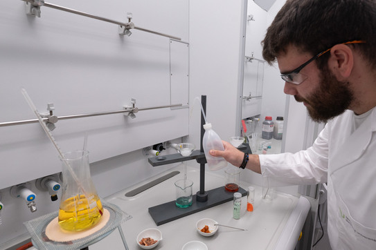 Student führt ein Experiment durch