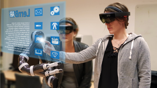 Zwei Studierende nutzen VR-Brillen