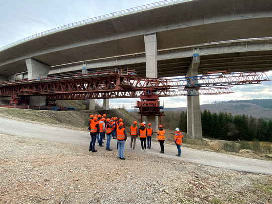 Foto von Studierenden auf einer Exkursion zum Talbrückenneubau der A61
