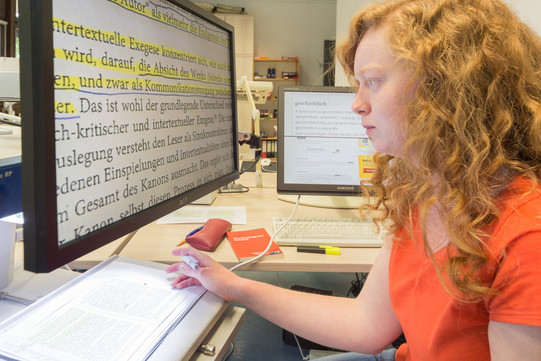 Studierende mit Sehbeeinträchtigung nutzt Textvergrößerung zur Textanalyse