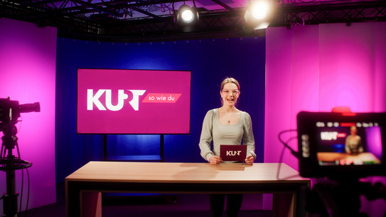 Eine Studentin spricht in einer Nachrichtensendung.