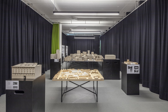 Ausstellung von verschiedenen städtebaulichen Modellen