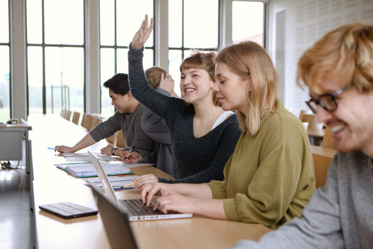 Foto von lächelnden Studierenden im Hörsaal