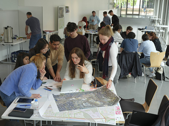 Eine Gruppe von Studierenden arbeiten zusammen