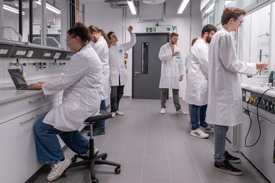 Studierende im Labor