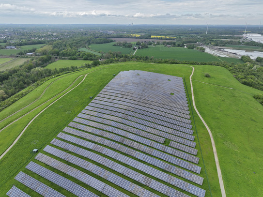Foto von einer großen Photovoltaik-Freiflächenanlage
