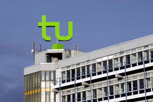 Das TU-Logo auf dem Mathetower.