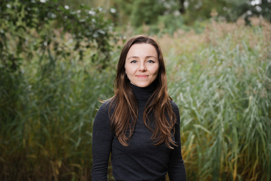 Ein Foto von Leonie Linek vor einer Wiese