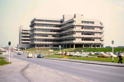 Das EF50-Gebäude in den 1970er-Jahren, vor der Eingliederung in die Universität. Das EF50-Gebäude in den 1970er-Jahren, vor der Eingliederung in die Universität.