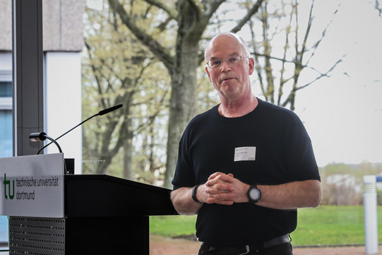 Foto: Eine Person spricht an einem Rednerpult.