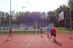 Basketballspiel zwischen den do-camp-ing Teilnehmerinnen und Teilnehmern