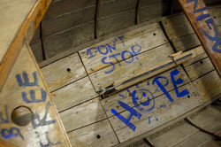 Blaue Schrift auf Holz