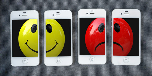 lachender und trauriger smile auf smartphones