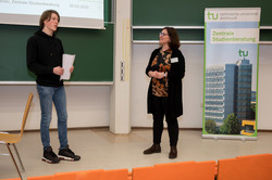 Zertifikatübergabe bei der Eröffnung der SchülerUni im Sommersemester 2023 Zertifikatübergabe bei der Eröffnung der SchülerUni im Sommersemester 2023