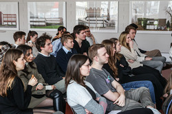 Studierende sitzen bei einem Vortrag im Publikum