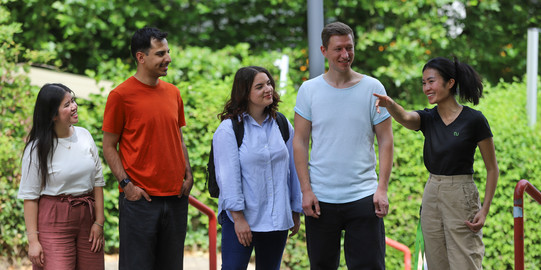 Studieninteressierte während der Campusführung