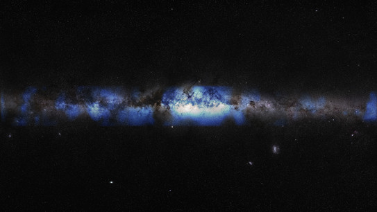 Ein Band aus blauem Licht und Sternen: Der Anblick der Milchstraße durch ein Natrino-Objektiv.