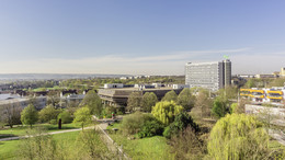 Ein Panorama-Blick des TU-Dortmund Geländes, mittig ist die Universitätsbibliothek zu sehen. Rechts daneben der Mathetower und die Hauptmensa.