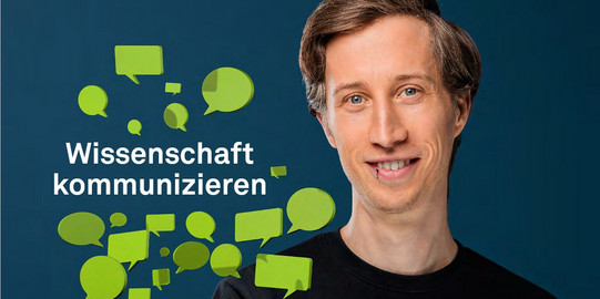 Männliche Person vor dunklem Hintergrund, neben der verschiedene grüne Sprechblasen und der Titel „Wissenschaft kommunizieren” abgebildet sind.
