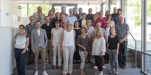 Gruppenfoto mit allen Verantwortlichen der 16 Fakultäten der TU Dortmund