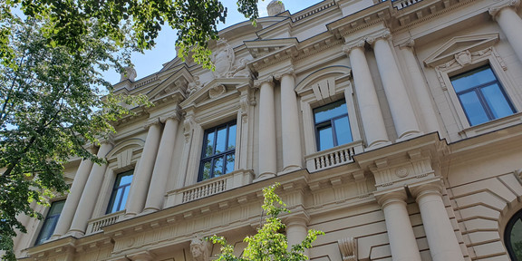 College Lindenallee Ein sandsteinfarbener Altbau mit großen Fenstern aus der Froschperspektive.