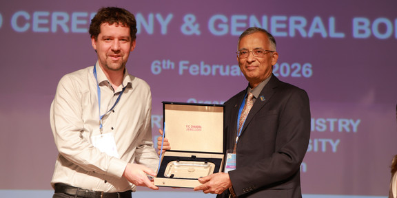 Auf dem Foto sieht man Prof. Hansmann bei der Preisverleihung.