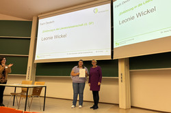 Eine Teilnehmerin der SchülerUni erhält ein Zertifikat von der Prorektorin.