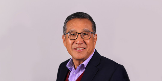 Prof. Xijie Wang Portrait eines Mannes