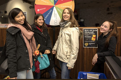 Tag der offenen Tür - Studierendenwerk - Besucher drehen am Glücksrad