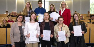 Gruppenfoto mit Insa Melle und den erfolgreichen Teilnehmerinnen und Teilnehmern der SchülerUni mit ihren Zertifikaten.