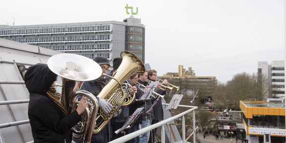 The brass band plays on the roof of the library. In the background you can see the Mathetower and below the Mensa Bridge