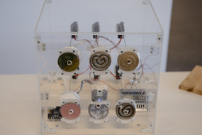 Ein ausgestelltes Gerät zur Farberkennung und Geräuschreaktion.
