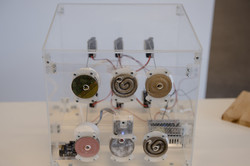 Engineering meets Art Ein ausgestelltes Gerät zur Farberkennung und Geräuschreaktion.
