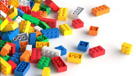 Bunte Kunststoffbausteine in verschiedenen Formen und Größen, ähnlich Lego-Steinen