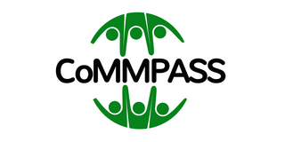Ein Logo mit dem schwarzen Schriftzug CoMMPASS, dahinter grüne Formen, die Menschen symbolisieren könnten.