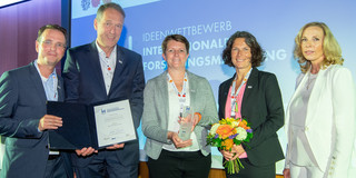 UA Ruhr Preisverleihung Preisverleihung von Prof. Dorothee Dzwonnek, Generalsekretärin der DFG, an Hans Stallmann, Axel Schölmerich, Marion Franke und Christiane Wüllner