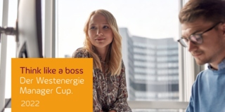 Westenergie Manager Cup Zwei Studierende befinden sich in einem Innenraum.