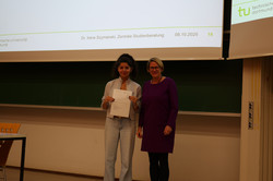 Eine Teilnehmerin der SchülerUni erhält ein Zertifikat.