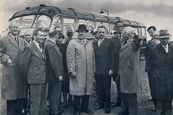 The Society of Friends and Prime Minister Meyers (center).