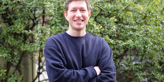 Kolja Knies lächelt in die Kamera