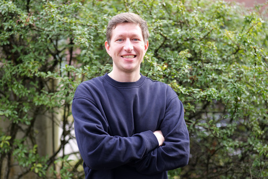 Kolja Knies lächelt in die Kamera