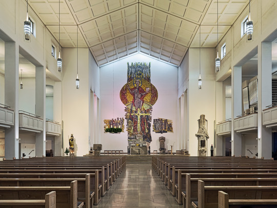 Innenansicht Kirche Innenansicht einer christlichen Kirche mit Blick auf den Altar.