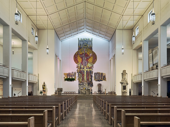 Innenansicht einer christlichen Kirche mit Blick auf den Altar.