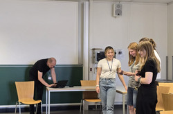 Veranstaltung "Spielerisch zur assistiven Robotik" Teilnehmerinnen bedienen einen Robotor.