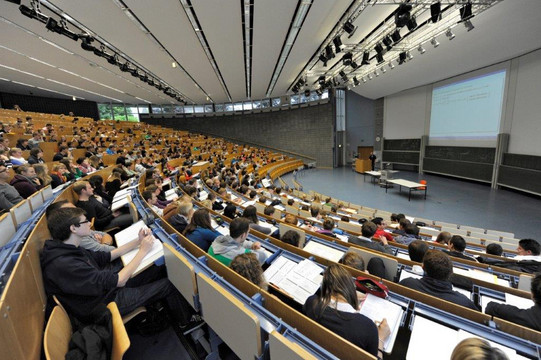 Ein vollbesetzter Hörsaal.