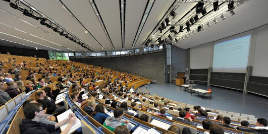 Hörsaal. Ein vollbesetzter Hörsaal.