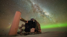 Das IceCube-Labor vor einem beeindruckenden nächtlichen Sternenhimmel, der auch die Milchstraße zeigt.